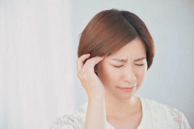 頭痛の辛い症状で日常生活に支障が出て悩む女性